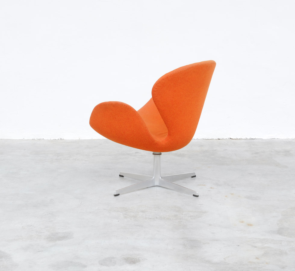 Swan chair by Arne Jacobsen for Fritz Hansen