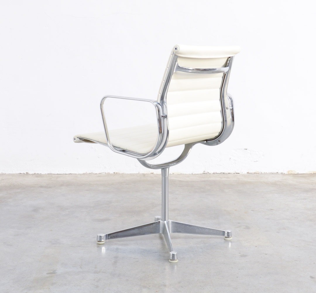 The Aluminium Chair is one of the great furniture designs of the twentieth century. Charles and Ray Eames conceived and developed this chair in 1958 for the private residence of the industrialist J. Irwin Miller. For the construction of the chair, the designer couple departed from the principle of the seat shell, instead stretching a panel of fabric or leather between two aluminium side members to create a taut but elastic seat. The chair adapts to the body of the sitter and is exceedingly comfortable, even without elaborate upholstery. This great chair in white imitation leather is very comfortable. It is in good vintage condition. With normal signs of age and use. There are oxidation spots on the chromed aluminium base. The imitation leather is still in good condition.